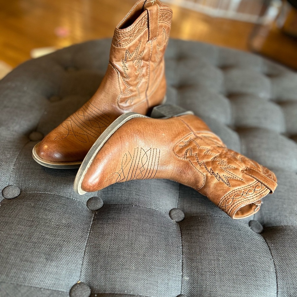 Christopher and Banks, Leather Tan Cow Girl Boots size 7.5!